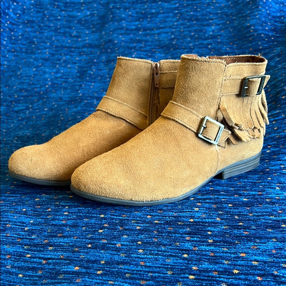 Minnetonka Tan Suede Ankle Boots with Buckle and Fringe size 9